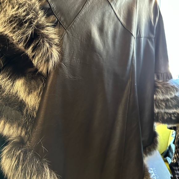 Black Lamb Leather Cape, with Fox Fur Trim - Picture 5 of 8